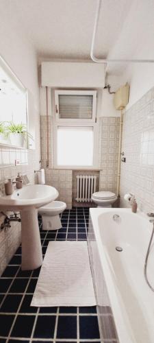 ein Badezimmer mit einer Badewanne, 2 WCs und einem Waschbecken in der Unterkunft Casa Nenetta a Mare in Civitanova Marche