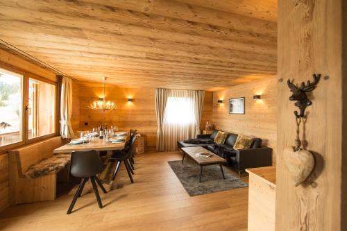 ein Wohnzimmer mit einem Tisch und einem Sofa in der Unterkunft Chalet Sunneblick in Grindelwald