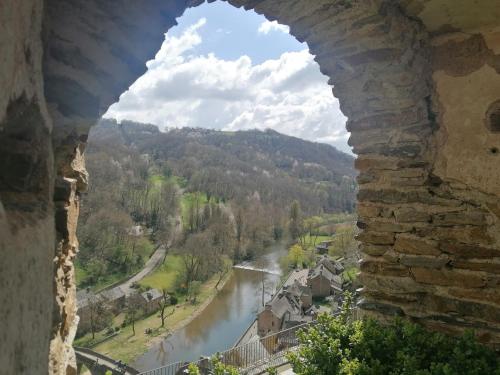 a view of a river from a castle window at Le Temps Serein in Vabre-Tizac