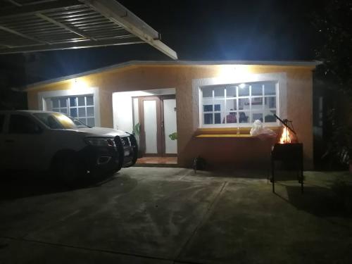 samochód zaparkowany w nocy przed domem w obiekcie AmpliaCasaconPrivacidad w mieście Toluca