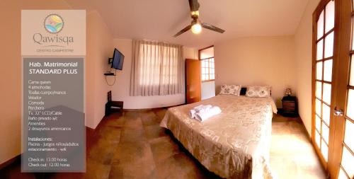 ein Schlafzimmer mit einem Bett und einem Schild in einem Zimmer in der Unterkunft Centro Campestre Qawisqa in Cieneguilla