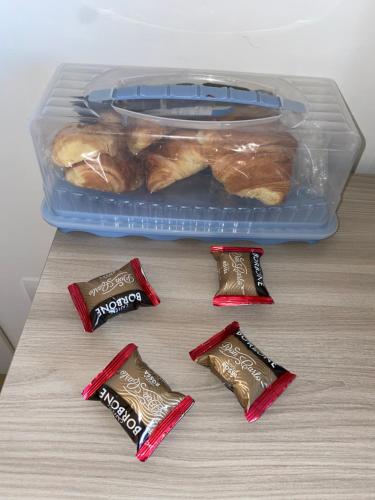 Un recipiente de plástico con comida sobre una mesa. en Caserta Royale Family, en Coccagna