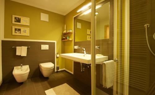 un baño con lavabo e inodoro en Casa Zilli, en La Villa