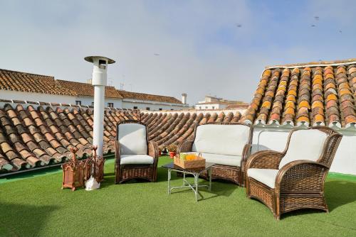 eine Gruppe Stühle und ein Tisch auf dem Dach in der Unterkunft Orange Square Rooftop Apartment 250 m2 in Marbella