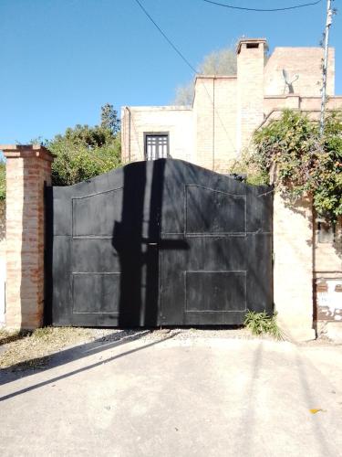 een zwarte poort voor een huis bij Duplex, Córdoba zona norte in Cordoba