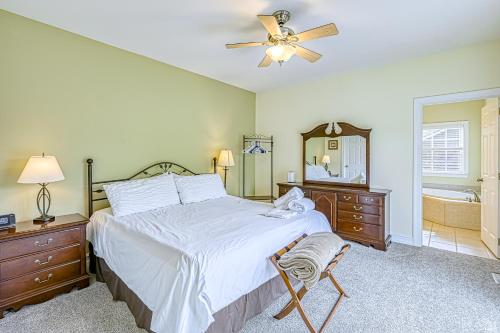 Postel nebo postele na pokoji v ubytování Lake Lover's Delight