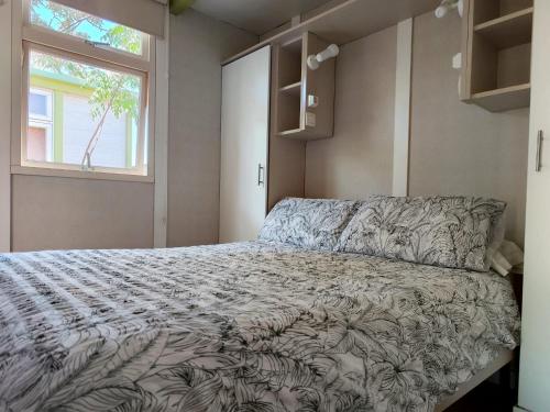 1 dormitorio con cama y ventana en Camping El Jardín, en El Campello