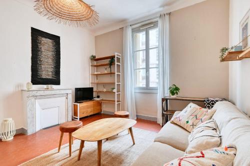Ein Sitzbereich in der Unterkunft Cosy apartment located at 100 m from the beaches and the splendid corniche