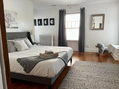 Llit o llits en una habitació de Historic Oak Park Residence
