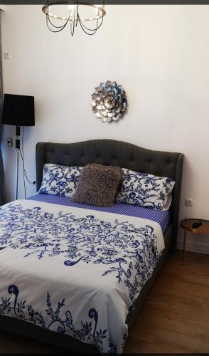 Bett in einem Schlafzimmer mit einer blauen und weißen Bettdecke in der Unterkunft Summer Nest Onix in Năvodari