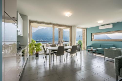 cocina y comedor con mesa y sillas en Bellagio Village- 4 Apartments by the lake - Seasonal Warm Pool and Sauna, en Oliveto Lario