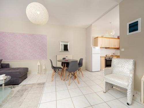 een woonkamer met een bank en een tafel en stoelen bij Ιάνθη Ianthi apartment in Heraklion