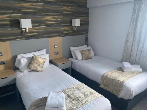 Postel nebo postele na pokoji v ubytování Caledonian Hotel 'A Bespoke Hotel’