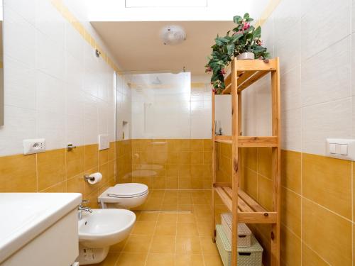 ein Bad mit einem WC und einem Waschbecken in der Unterkunft Rosa House - Breathtaking View of the Amalfi Coast in Positano