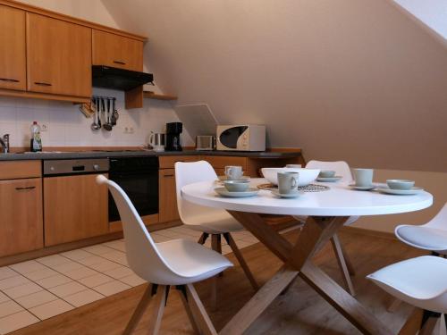 キュールングスボルンにあるHaus-Olymp-Wohnung-37-392のキッチン(白いテーブル、白い椅子付)