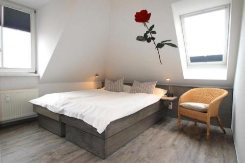 キュールングスボルンにあるHaus-Olymp-Wohnung-37-392のベッドルーム1室(ベッド1台付)、壁に花瓶1本が備わります。