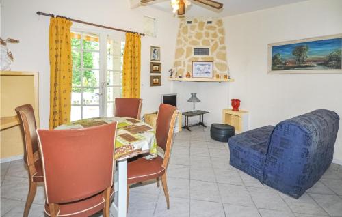 une salle à manger avec une table, des chaises et un canapé dans l'établissement Holiday Home Route Dentrecasteau N-744, à Salernes