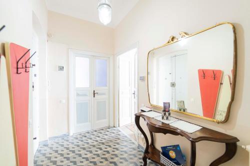 een kleedkamer met een spiegel en een tafel bij 166 - Casa Mosaico, La Spezia vicino al centro città in La Spezia