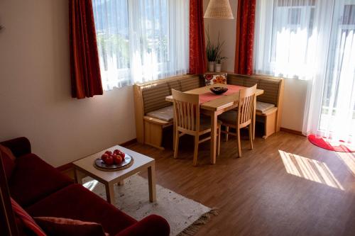 菲斯的住宿－Chalet Alpenblick，客厅配有桌椅和沙发