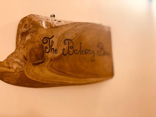 Ein Zertifikat, Auszeichnung, Logo oder anderes Dokument, das in der Unterkunft The Tourist Balcony ausgestellt ist