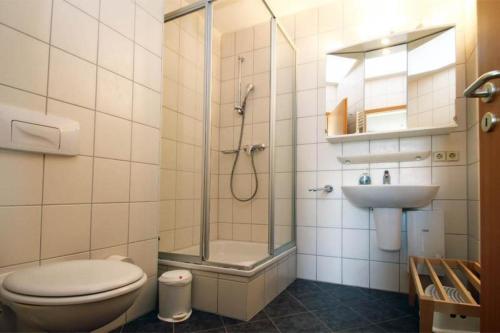 ein Bad mit einer Dusche, einem WC und einem Waschbecken in der Unterkunft Yachthafenresidenz - Wohnung 6201 / 742 in Kühlungsborn