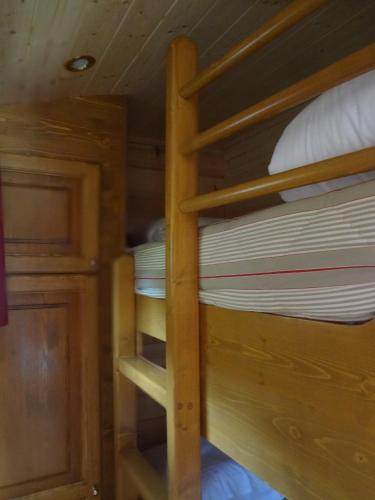 a pair of bunk beds in a cabin at Logis Hôtel-Restaurant Le Relais in Hauterives