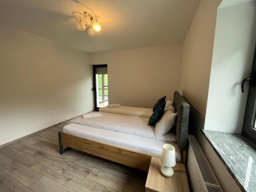 - une chambre avec un lit et une fenêtre dans l'établissement Panorama Apartments, à Bovec