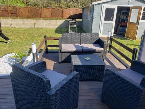 un patio avec des chaises, une table et un parasol dans l'établissement Chambre dans logement privé, à Yvré-le-Pôlin