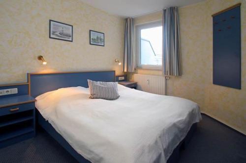 キュールングスボルンにあるYachthafenresidenz-Wohnung-5303-815のベッドルーム(大きな白いベッド1台、窓付)