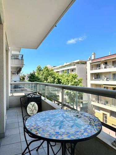 un balcon avec une table et des chaises sur un balcon dans l'établissement Cosy holidays - beach, bars & food at 10min walk, à Antibes