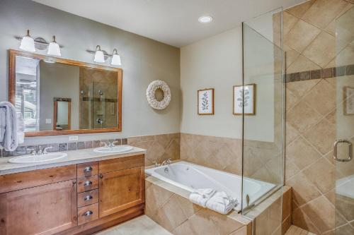 a bathroom with a tub and two sinks and a shower at East Keystone by Keystone Resort in Keystone