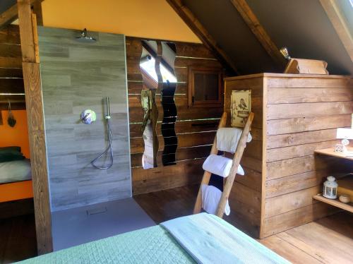 uma casa de banho com um chuveiro num quarto em Glamping Pian delle Ginestre em Sassetta