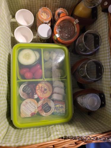 a green lunch box filled with food on a table at Stadslogement Bij de Sassenpoort in Zwolle