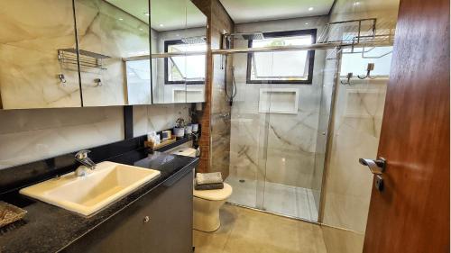 Ένα μπάνιο στο Loft Lindo com Ar Condic, WIFI, Perto de Capivari