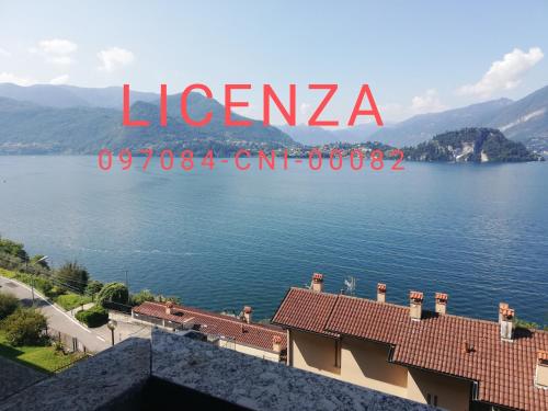 una vista sul lago di erba medica dal balcone di una casa di Casa Sofie e Charlotte a Varenna