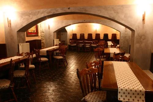 un ristorante con tavoli e sedie in una stanza di Zlaty Lev a Louny