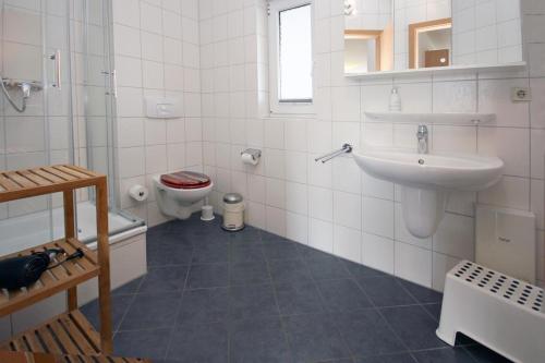 ein Bad mit einem Waschbecken und einem WC in der Unterkunft Yachthafenresidenz - Wohnung 9103 / 879 in Kühlungsborn