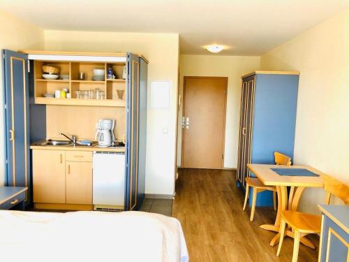 um quarto com uma cama, uma mesa e uma cozinha em Yachthafenresidenz-Wohnung-9207-895 em Kühlungsborn