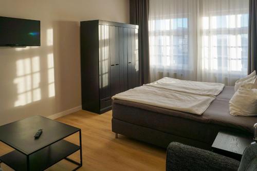 キュールングスボルンにあるFerienwohnungen-Molli-West-Wohnung-1-9801のベッドルーム1室(ベッド1台、椅子、テーブル付)