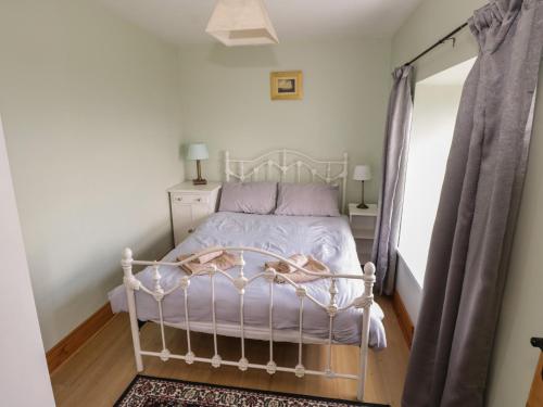 una camera con letto bianco e specchio di Sea View House a Renvyle
