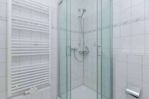 キュールングスボルンにあるAm-Stadtwald-Wohnung-23-9790のバスルーム(ガラスドア付きのシャワー付)