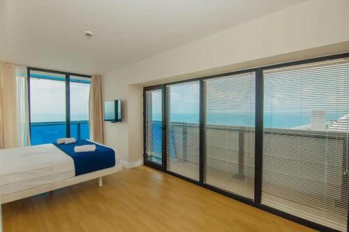 Ένα ή περισσότερα κρεβάτια σε δωμάτιο στο Orbi City 34 SEA VIEW