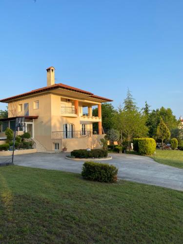 una casa con una entrada para autos en frente de ella en E L urban villa., en Epanomí