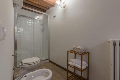 a bathroom with a toilet and a shower and a sink at Casale Andrea in Spoleto