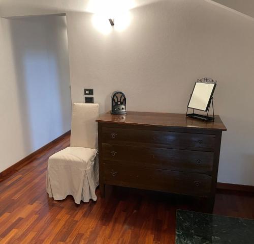 a room with a dresser with a chair and a mirror at Villa Livia in Fermo