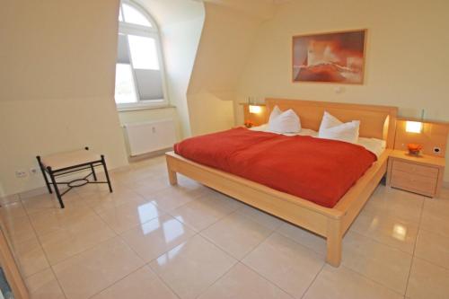 キュールングスボルンにあるHaus-Miramare-Wohnung-33-315のベッドルーム1室(赤い毛布付きのベッド1台付)