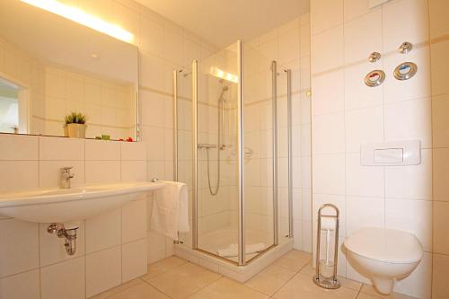 キュールングスボルンにあるHaus-Miramare-Wohnung-33-315のバスルーム(シャワー、トイレ、シンク付)