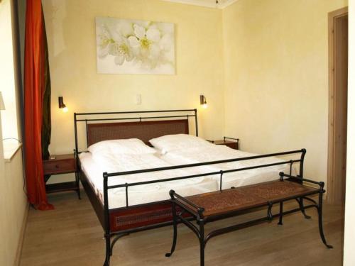 キュールングスボルンにあるResidenz-Seestern-Wohnung-6-401のベッドルーム(ベッド1台、テーブル付)