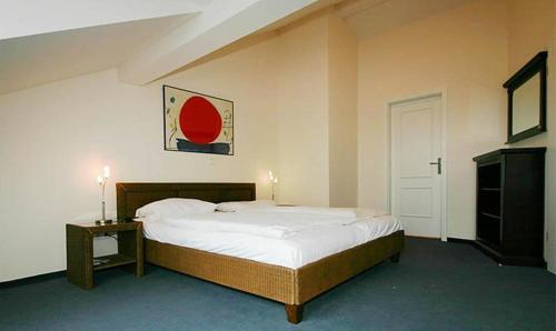 キュールングスボルンにあるResidenz-Ostseestrand-Wohnung-29-393のベッドルーム(大きな白いベッド1台、テーブル付)