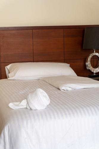 a bed with two white towels on top of it at Chaupimundo Lodge in Quito
